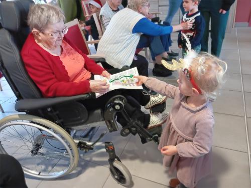 Les enfants de la Maternelle sont allés rendre visite aux personnes âgées